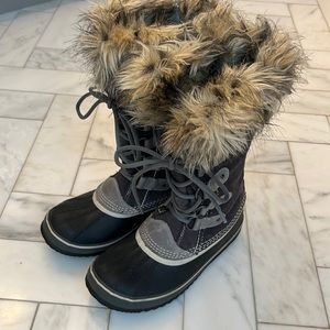 Joan of Arctic Sorel Boots. Size 7.5. In very good condition. Looks great & warm